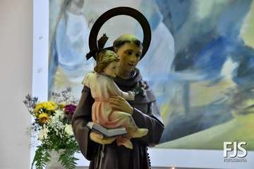  Decenas de fieles rinden pleitesía a San Antonio de Padua en Clavellinas/Francisco Javier Santana.